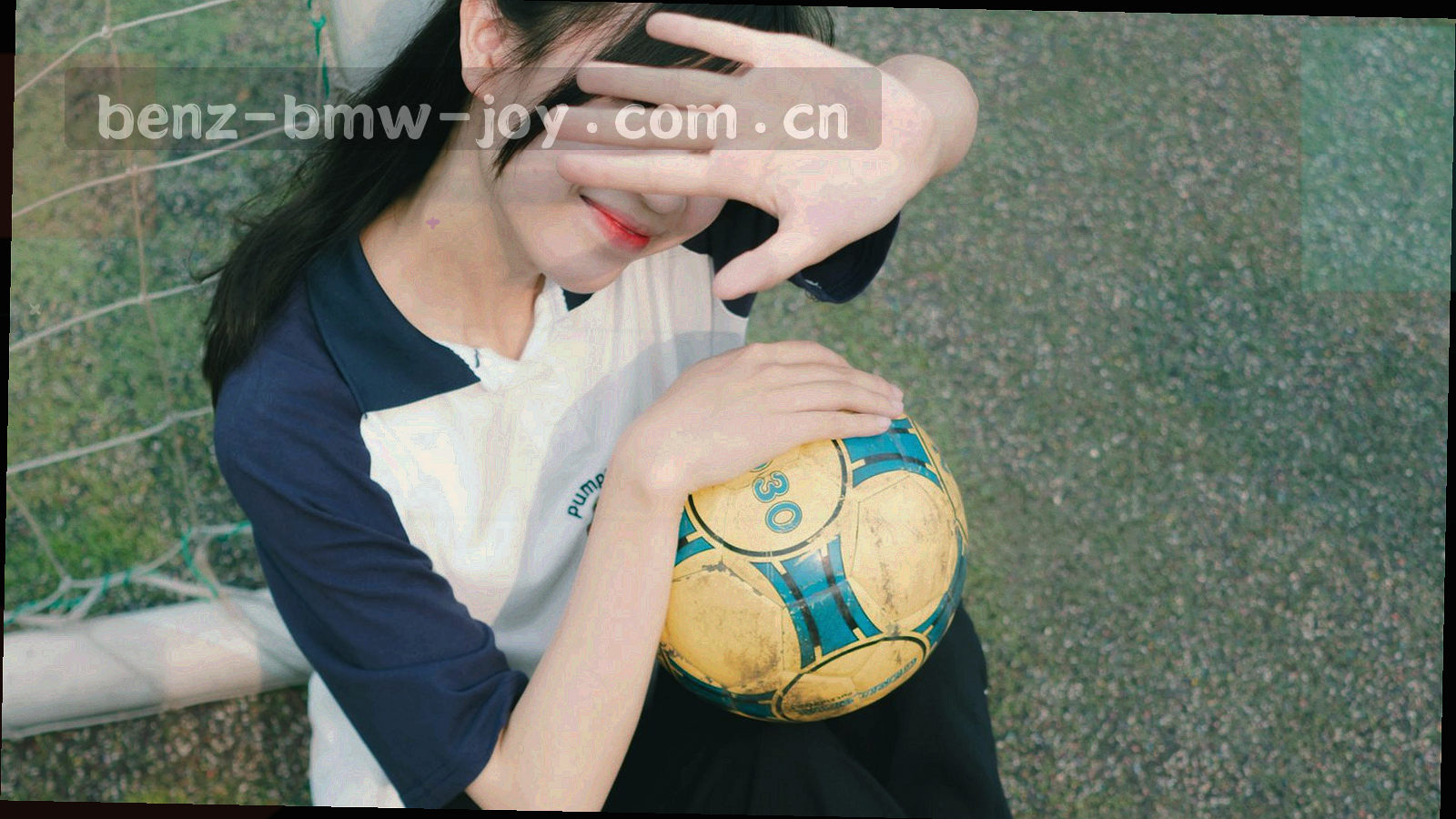 客厅环境中的大屏显示抽象内容界面，画面无品牌标识与真人面孔